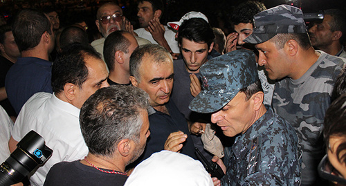 Участники протестных акций в Ереване и представитель полиции. Фото Тиграна Петросяна для "Кавказского узла"