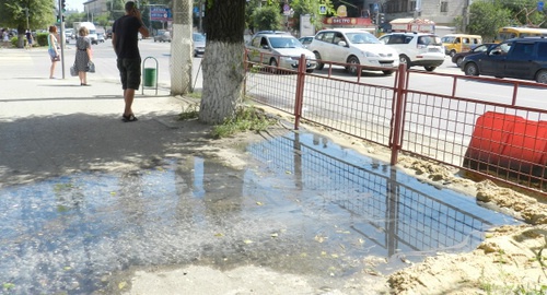 Канализационная вода из-под дома на Баррикадной улице. Волгоград, 5 августа 2016 года. Фото Татьяны Филимоновой для "Кавказского узла"