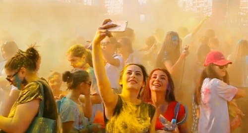 Посетительницы фестиваля красок в Махачкале в 2015 году. Скриншот видеозаписи с фестиваля из группы MDK Dagestan во "ВКонтакте", Vk.com/video-60302983_171564570