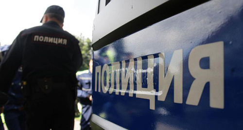 Полицейский у служебного автомобиля. Фото: http://www.islamnews.ru/news-495846.html