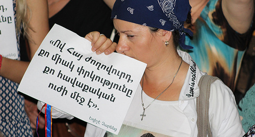 Надпись на плакате: «Армянский народ, твое спасение - в твоем единстве! Егише Чаренц. Фото Тиграна Петросяна для "Кавказского узла"