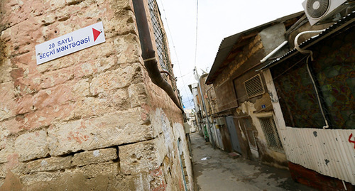 Знак на стене дома указывает на место избирательного пункта. Баку. Фото Азиза Каримова для "Кавказского узла"
