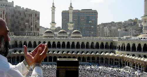 Молящийся у Масджид аль-Харам (мечети, построенной вокруг Каабы). Фото: Ali Mansuri https://ru.wikipedia.org/