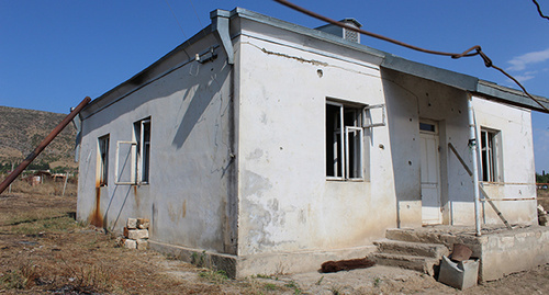  Владелица дома Лаура Ширинян рассказала, что  ее дом остается неотремонтированным, хотя строители приходили несколько раз и делали расчеты. Фото Алвард Григорян для "Кавказского узла"