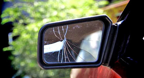 Разбитое зеркало на автомобиле. Фото: Валентина Мищенко / Югополис