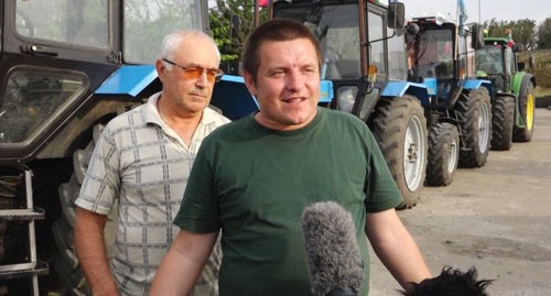 Алексей Волченко (в зеленой майке) во время тракторного марша. Фото: RFE/RL