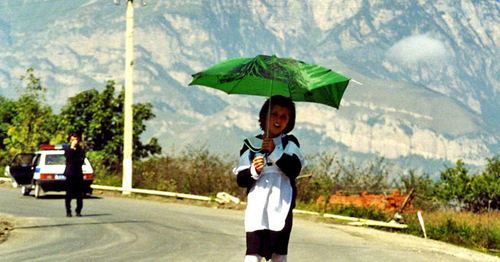 Девочка идет в среднюю школу селения Джейрах. Ингушетия. Фото Татьяны Гантимуровой для "Кавказского узла"
