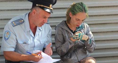 Елена Костюченко дает показания полицейскому после нападения. Фото Алана Цхурбаева для "Кавказского узла"