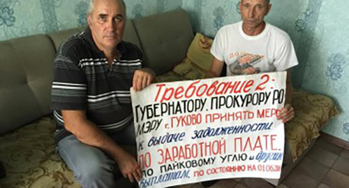 Участники голодовки шахтёров. Фото: Александр Кляшторин/«Солидарность». http://www.solidarnost.org/news/Chislo_golodayuschih_shahterov_Gukovo_vyroslo_do_175_chelovek.html