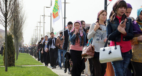 Колонна студентов движется к площади перед мечетью. Фото Магомеда Могомедова для "Кавказского узла"