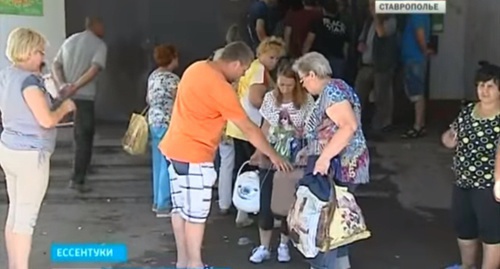 Эвакуированные жильцы дома в Ессентуках. Скриншот из репортажа ГТРК "Ставрополье", Youtube.com