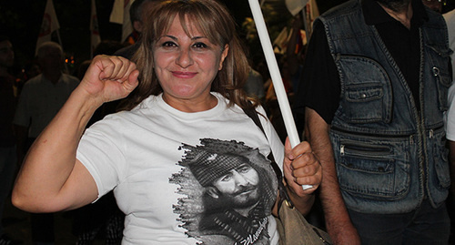 Участница шествия в Ереване в поддержку "Сасна Црер". Фото Тиграна Петросяна для "Кавказского узла"