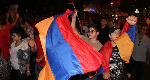 Флаг Армении на протестных выступлениях в Ереване. Фото Тиграна Петросяна для "Кавказского узла"