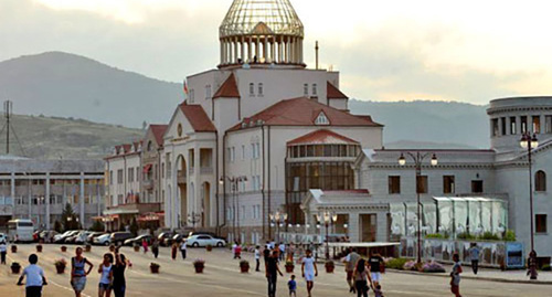 Здание Национального Собрания Нагорного Карабаха в Степанакерте. Фото: Karen Minasyan (RFE/RL)