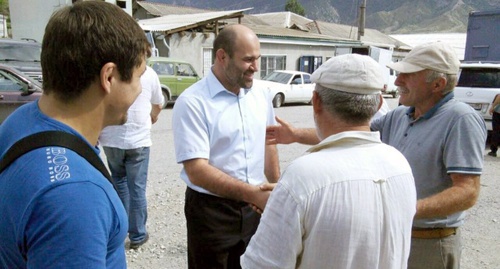 Сажид Сажидов на встрече с избирателями. Фото со страницы Сажидова в Facebook, facebook.com/sazhidov