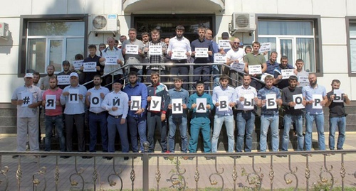Сотрудники чеченской компании связи "Вайнах-Телеком", участвующие во флэшмобе #Япойдунавыборы. Фото: instagram.com/vtk995