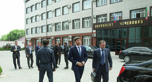 У входа в здание парламента Чечни. Фото: http://the-1.ru/news/politics/13576-glava-parlamenta-kryma-otpravitsya-v-chechnyu-dogovarivatsya-o-sotrudnichestve.html