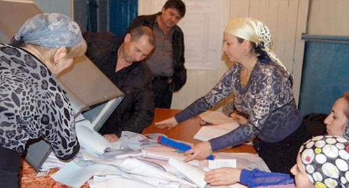 Подсчёт голосов в Ботлихском районе Дагестана. Фото: http://www.riadagestan.ru/news/botlikhskiy_rayon/v_botlikhskom_rayone_v_47_izbiratelnykh_uchastkakh_proshli_vybory_deputatov_selskikh_poseleniy/