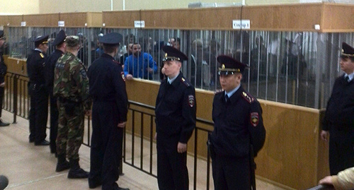 Полицейское ограждение в зале суда по делу о нападении на Нальчик. Фото: http://memohrc.org/news/vynesen-prigovor-po-delu-o-vooruzhennom-napadenii-na-nalchik