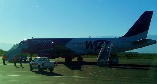Самолет авиакомпании Wizz air готовится к вылету из аэропорта Кутаиси. Фото Юлии Кашеты для "Кавказского узла".