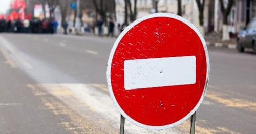 Запрещающий знак на улице города. Фото http://bloknot-stavropol.ru/news/na-vosmi-ulitsakh-stavropolya-perekroyut-dvizhenie-767048