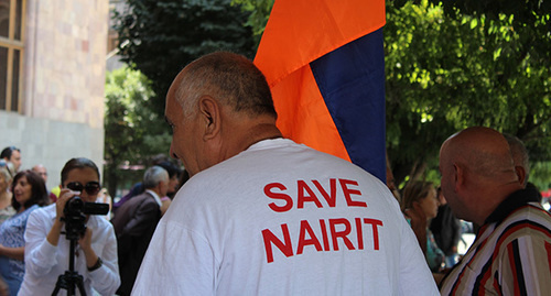 Экс-сотрудник химзавода в футболке с надписью "Спасем Наирит". Фото Тиграна Петросяна