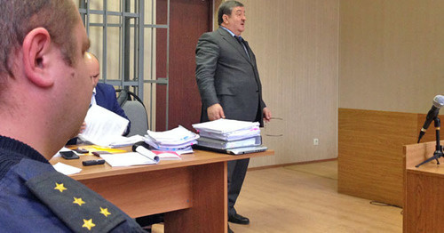 Алауди Мусаев (справа) в зале суда. Фото Ахмеда Альдебирова для "Кавказского узла"