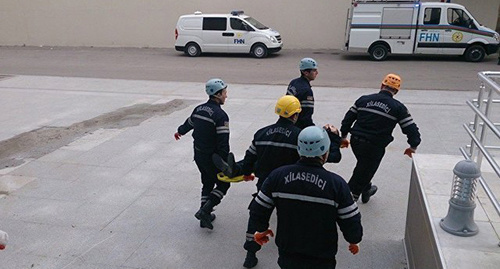 Сотрудники МЧс Авзербайджана эвакуируют раниного. Фото: МЧС Азербайджанской Республики