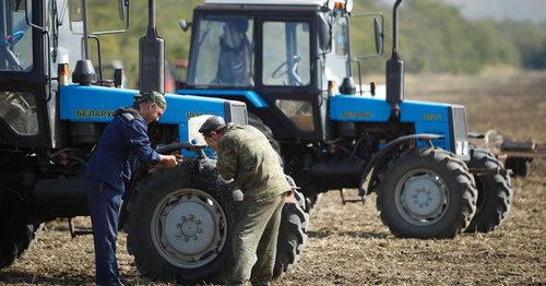 Учстники тракторного марша. Фото: Эдуард Корниенко, ЮГА.ру