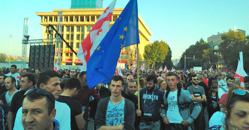 Флаг Грузии и ЕС несут сторонники "Единного национального движения". Тбилиси, 5 октября 2016 г. Фото Беслана Кмузова для "Кавказского узла"