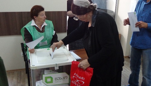 Голосование на одном из избирательных участков в Тбилиси 8 октября 2016 года. Фото Инны Кукуджановой для "Кавказского узла"