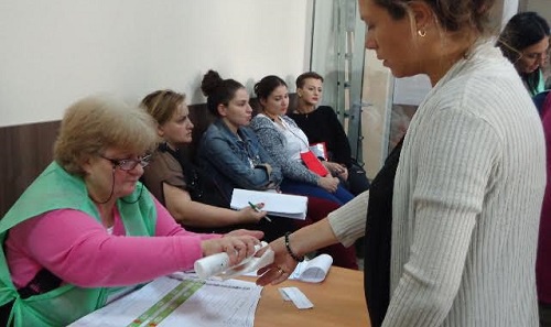 Голосование на одном из избирательных участков в Тбилиси 8 октября 2016 года. Фото Инны Кукуджановой для "Кавказского узла"