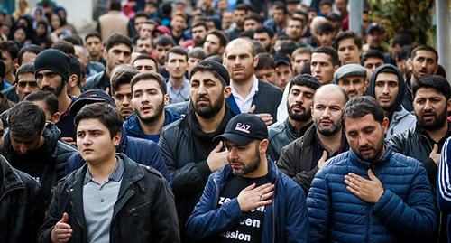 Верующие, бьющие себя в знак траура по имаму Хусейн. Фото Азиза Каримова для "Кавказского узла"