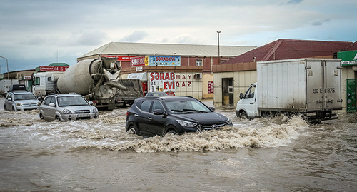 Автомобили на повышенной скорости  мчатся, чтобы не застрять в дождевой воде. Фото Азиза Каримова для "Кавказского узла"