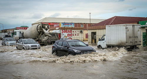 Затопленная улица в Баку. 17.10.16. Фото Азиза Каримова для "Кавказского узла"