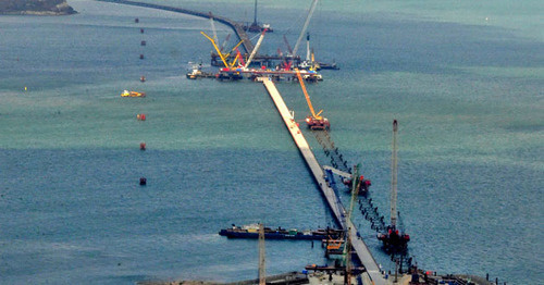 Вид на строящийся мост через Керченский пролив, 15 сентября 2016 года. Фото https://ru.wikipedia.org