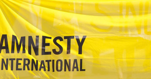 Флаг с логотипом Amnesty International. Фото: RFE/RL