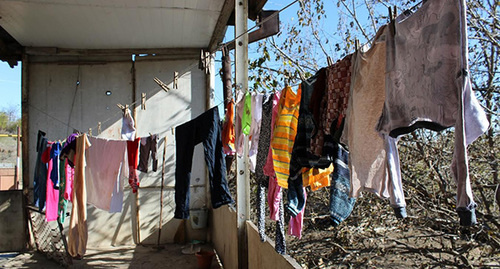 .Развешенное белье многодетной семьи в старом доме в городе Мартакерт..Мартакертский район Нагорного Карабаха. 3 ноября 2016 год.