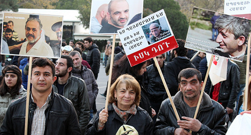 Родственники осужденных участников первого «Марша миллиона масок» на Площади Свободы в Ереване