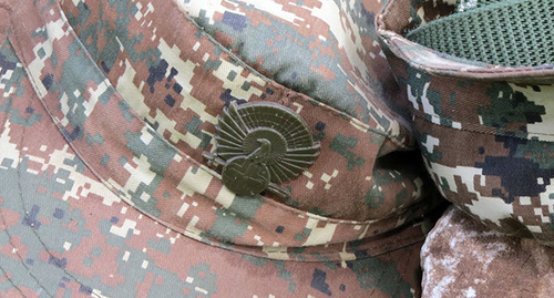 Кокарда на фуражке солдата армии НКР. Фото Алвард Григорян для "Кавказского узла"