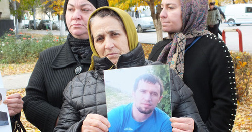 Матери пропавших дагестанцев во время акции протеста.  Махачкала, 14 ноября 2016 г. Фото Патимат Махмудовой для "Кавказского Узла"