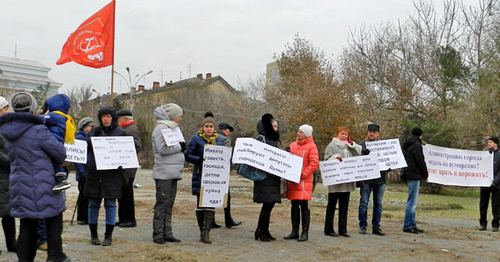 Участники пикета против аутсорсинга в детских садах. Волгоград, 19 ноября 2016 года. Фото Татьяны Филимоновой для "Кавказского узла"
