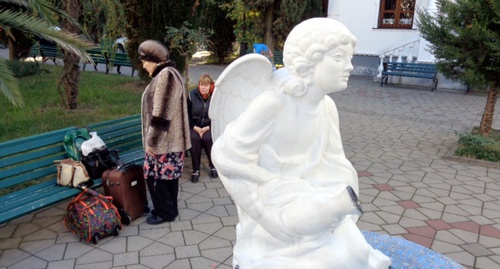 Женщины на территории храма. Фото Светланы Кравченко для "Кавказского узла"