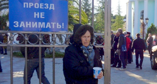 Женщина просит милостыню у ворот храма. Фото Светланы Кравченко для "Кавказского узла"
