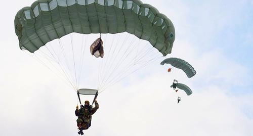 Десантники во время прыжка с парашютом. Фото: Mil.ru