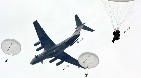 Десантники во время прыжка с парашютом. Фото: Виталий Кузьмин, Commons.wikimedia.org