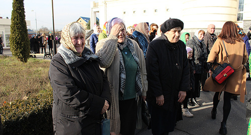 Прихожане встречают святыню  Фото Эммы Марзоевой для "Кавказского узла"