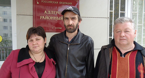 Мардирос Демерчян (в центре) супруга Людмила и адвокат Адександр Бойченко. Фото Светланы Кравченко 