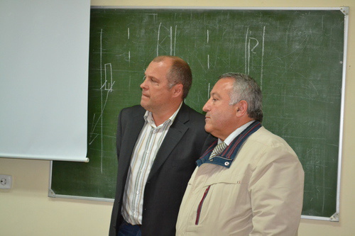 Директор автошколы Хачик Такмазян (справа) с преподавателем автошколы на уроке. Фото Светланы Кравченко для "Кавказского узла"