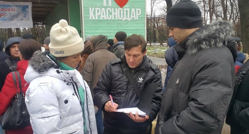 Участники митинга собирают подписи под резолюцией. Краснодар, 3 декабря 2016 г. Фото Натальи Дорохиной для "Кавказского узла". 